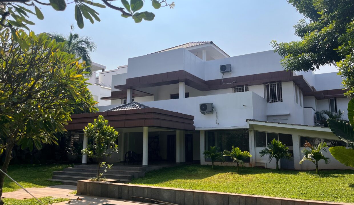 Luxury Independent House sale Akkarai - Image 4