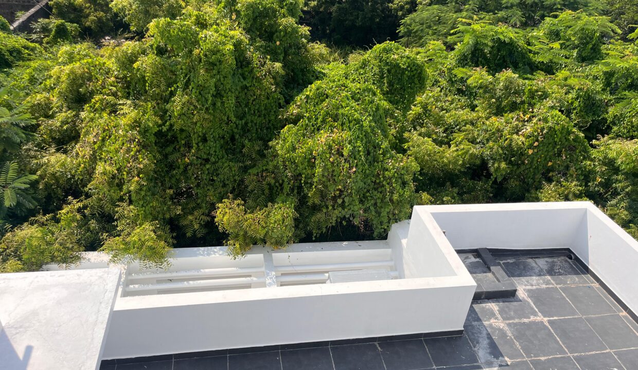 Luxury Independent House sale Akkarai - Image 8