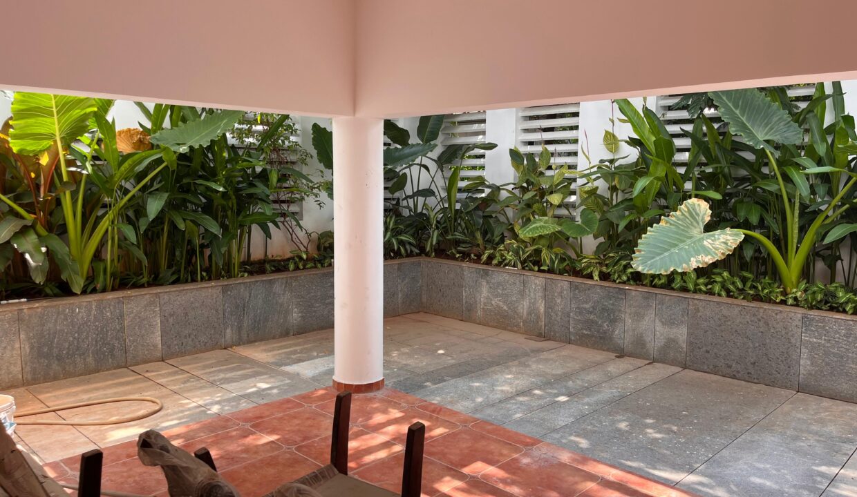 Luxury Independent House sale Akkarai - Image 5