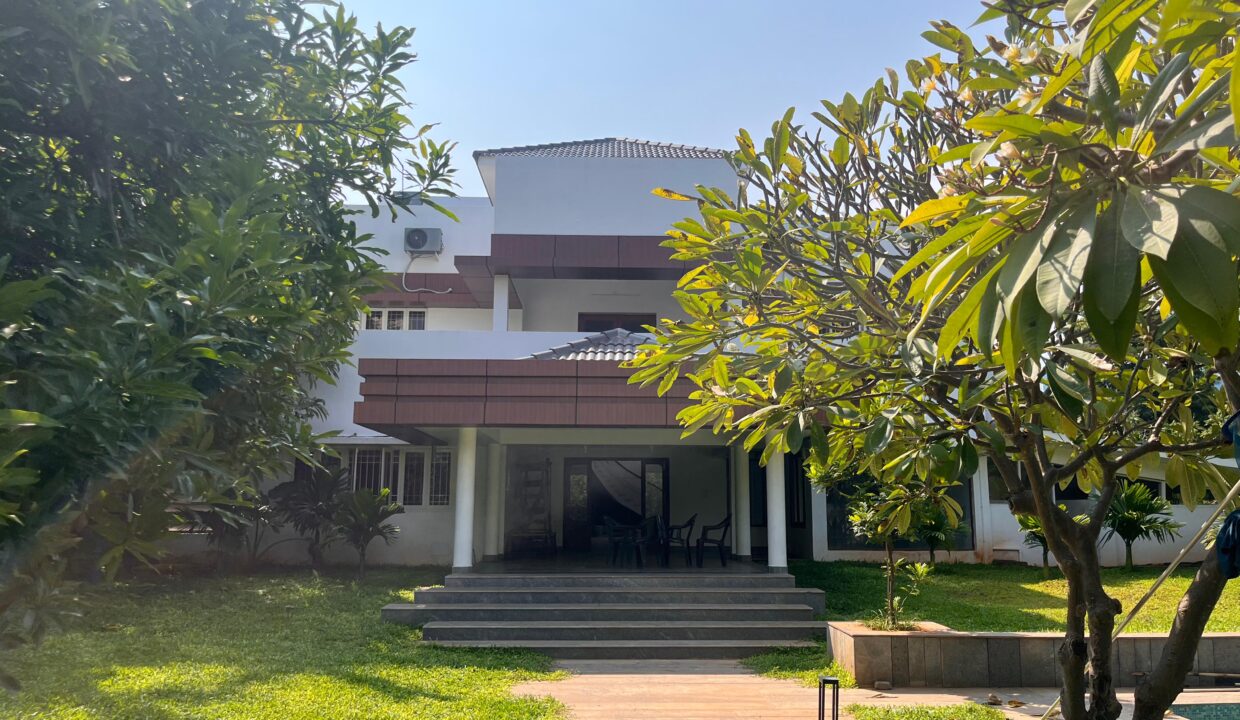 Luxury Independent House sale Akkarai - Image 9