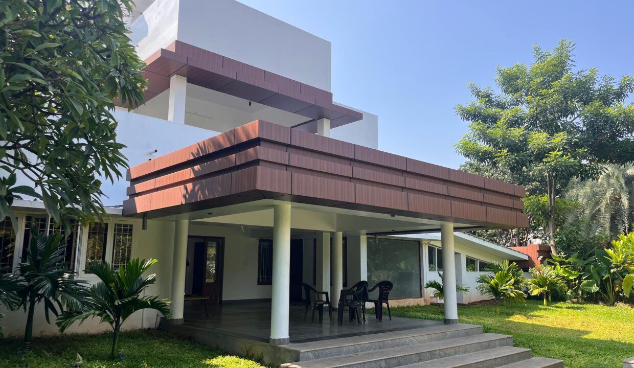 Luxury Independent House sale Akkarai - Image 12