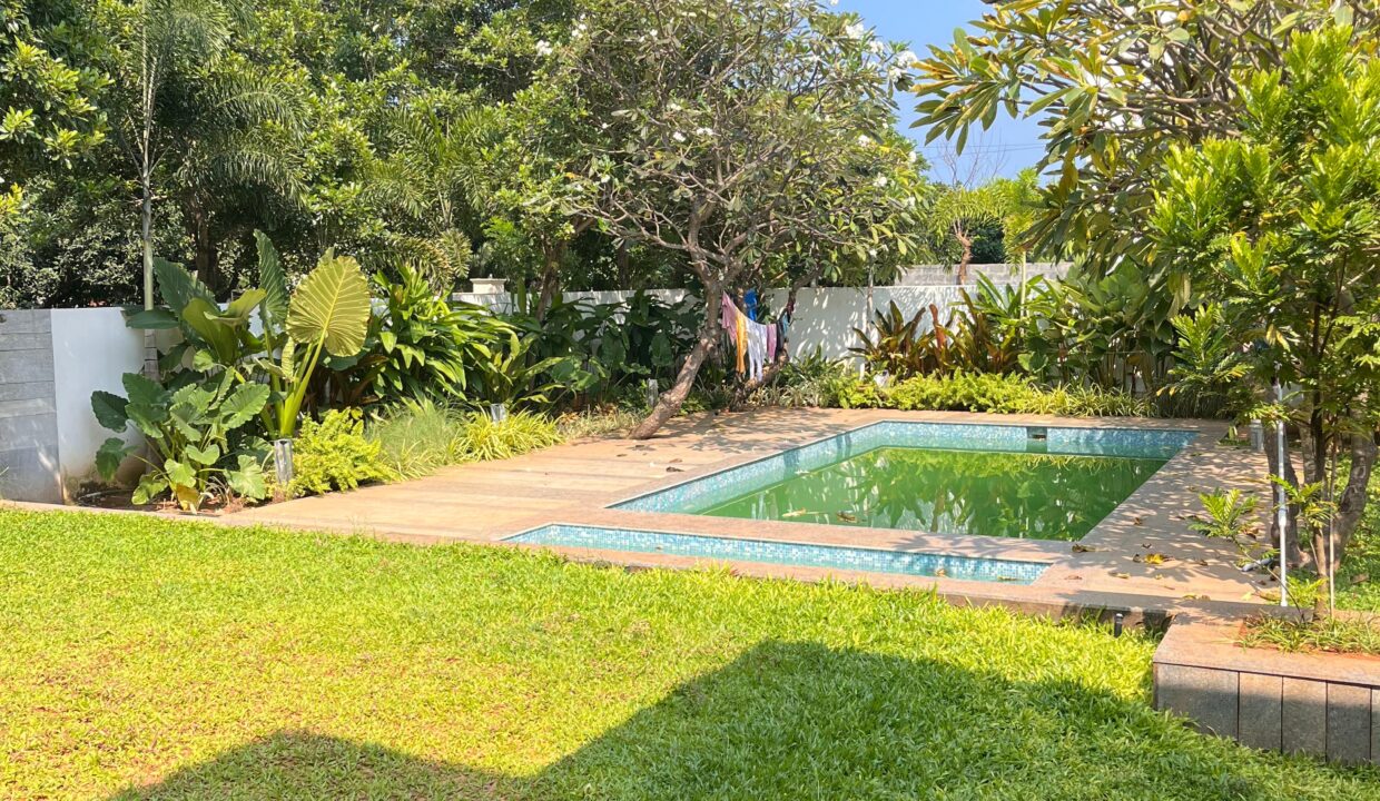 Luxury Independent House sale Akkarai - Image 11